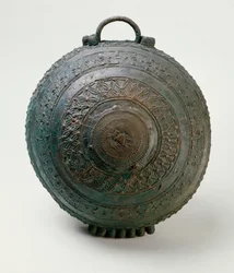 Skål, Igbo-Ukwu, 800- 900-talet (blyad brons) (se även 412905)